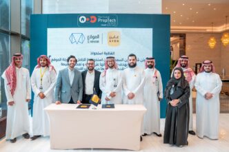 Grupo posa en evento PropTech con logos El-Mawkaa y Ayen, alianza Egipto-Saudí impulsa startups, destacando innovación inmobiliaria y tecnológica.