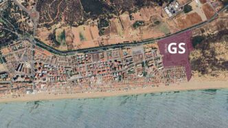 Vista aérea de la construcción de 76 viviendas build to sell por Aliseda y Culmia en España. Destacado el área del Grupo GS junto a la costa.