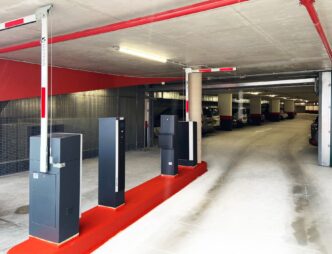 Arquitectura del estacionamiento en Inmobiliare Summits, un venue moderno en México. Diseño funcional para la comodidad en la conferencia real estate.