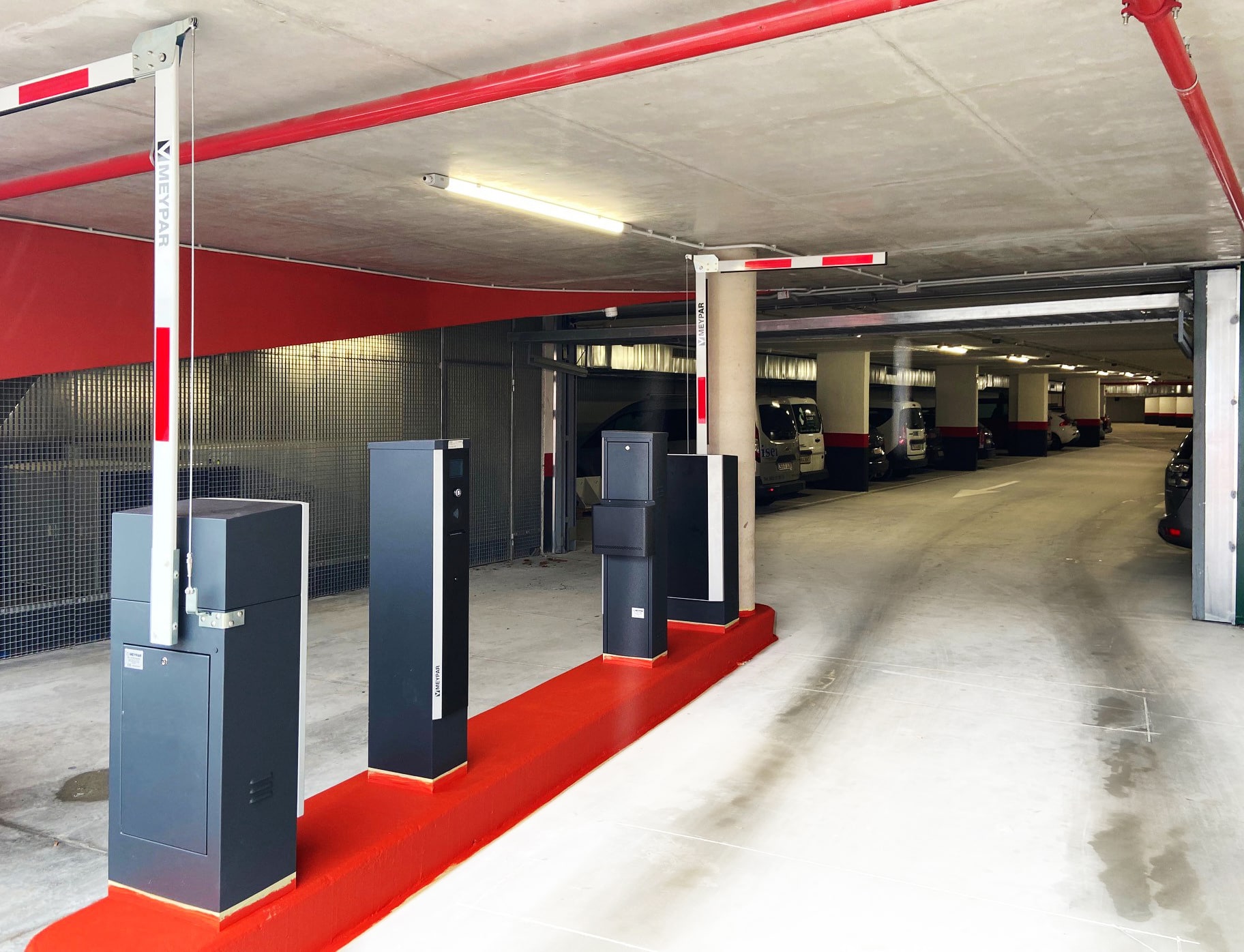 Arquitectura del estacionamiento en Inmobiliare Summits, un venue moderno en México. Diseño funcional para la comodidad en la conferencia real estate.