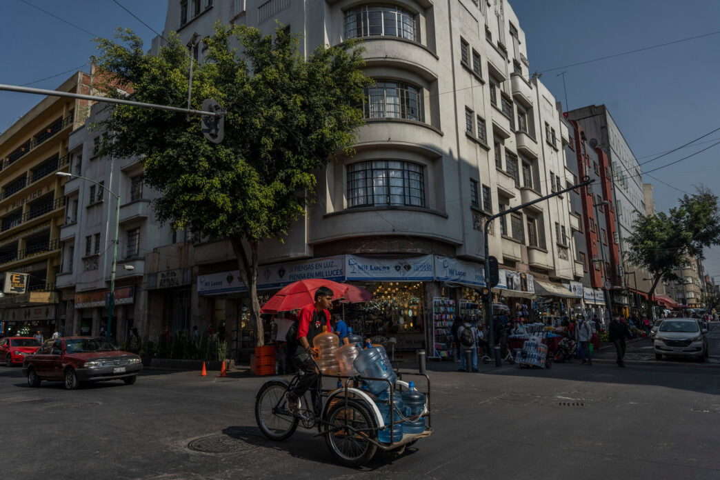 city/destination
Ciudad de México: Vista de la calle con edificios y un vendedor ambulante en bicicleta. Inmobiliare Summits, conferencia de real estate en LATAM.