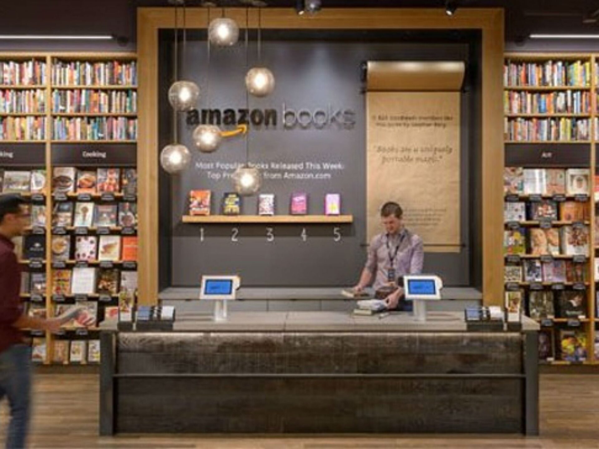 Venue/architecture.
Nueva librería física de Amazon en Nueva York. Diseño innovador con estanterías llenas de libros. Un espacio moderno y acogedor en la ciudad.