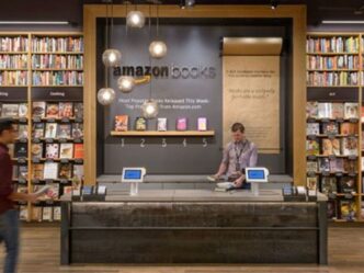 Venue/architecture.
Nueva librería física de Amazon en Nueva York. Diseño innovador con estanterías llenas de libros. Un espacio moderno y acogedor en la ciudad.