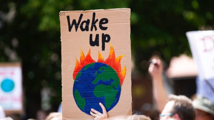 Categorization: city/destination

Manifestación ambiental en México. Cartel con mensaje Wake up y dibujo del planeta en llamas. Impacto del Tren Maya en el real estate.