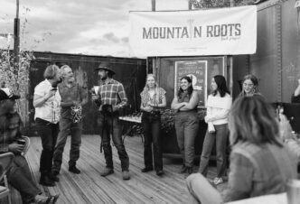 on-stage panel

Panelistas comparten ideas en evento Inmobiliare Summits. Oradores interactúan con el público. Conferencia de real estate en México.