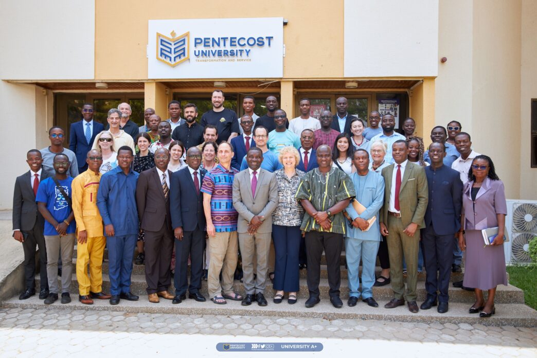 speakers/headshot
Grupo diverso posa frente a Pentecost University. Evento de real estate en Ghana, África. Conferencias y networking.