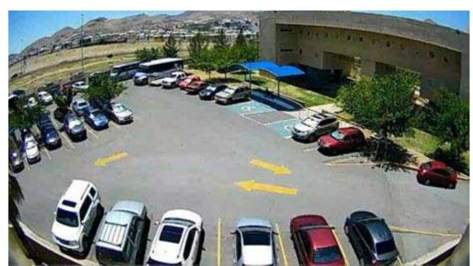 Estacionamiento con autos, AMPI Mazatlán y Protección Civil colaboran para evitar accidentes en construcciones. Seguridad y prevención en la ciudad.