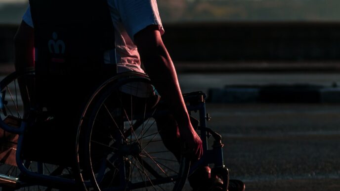 Una persona en silla de ruedas participa en Inmobiliare Summits. El evento de real estate fomenta la inclusión y accesibilidad en México.