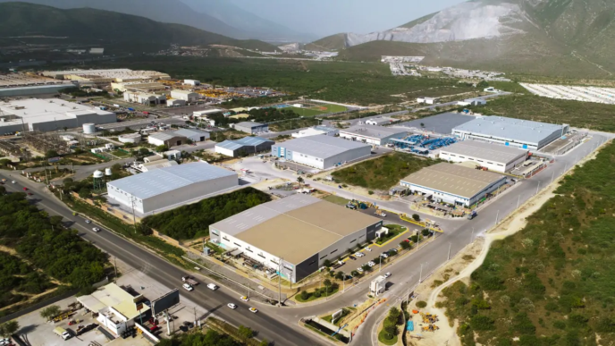 Venue/Architecture.
Vista aérea de parque industrial en México, sede de Inmobiliare Summits. Sector inmobiliario industrial en LATAM.