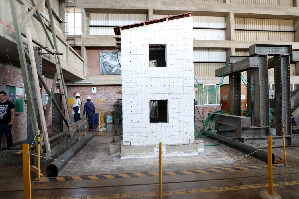 Venue/architecture.

Prueba de construcción antisísmica en Inmobiliare Summits LATAM. Demostración de seguridad estructural ante movimientos telúricos en México.