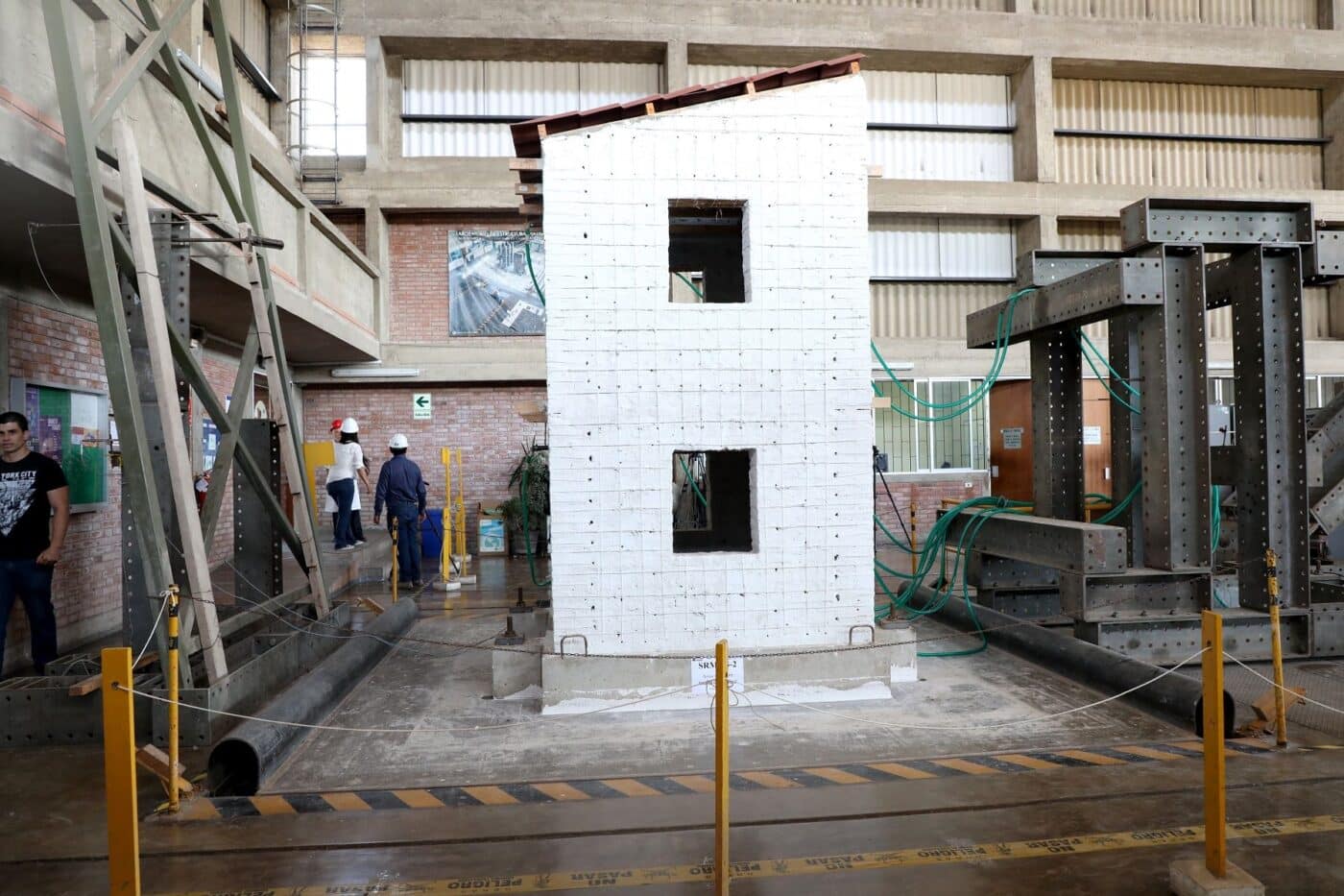 Venue/architecture.

Prueba de construcción antisísmica en Inmobiliare Summits LATAM. Demostración de seguridad estructural ante movimientos telúricos en México.