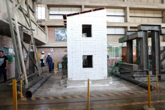 Venue/architecture.

Prueba de construcción antisísmica en Inmobiliare Summits LATAM. Demostración de seguridad estructural ante movimientos telúricos en México.