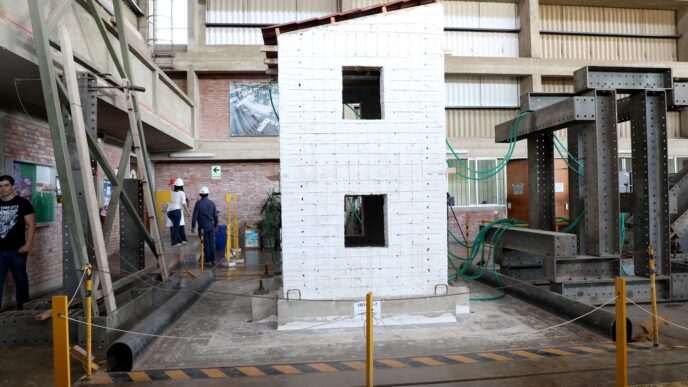 Venue/architecture.

Prueba de construcción antisísmica en Inmobiliare Summits LATAM. Demostración de seguridad estructural ante movimientos telúricos en México.