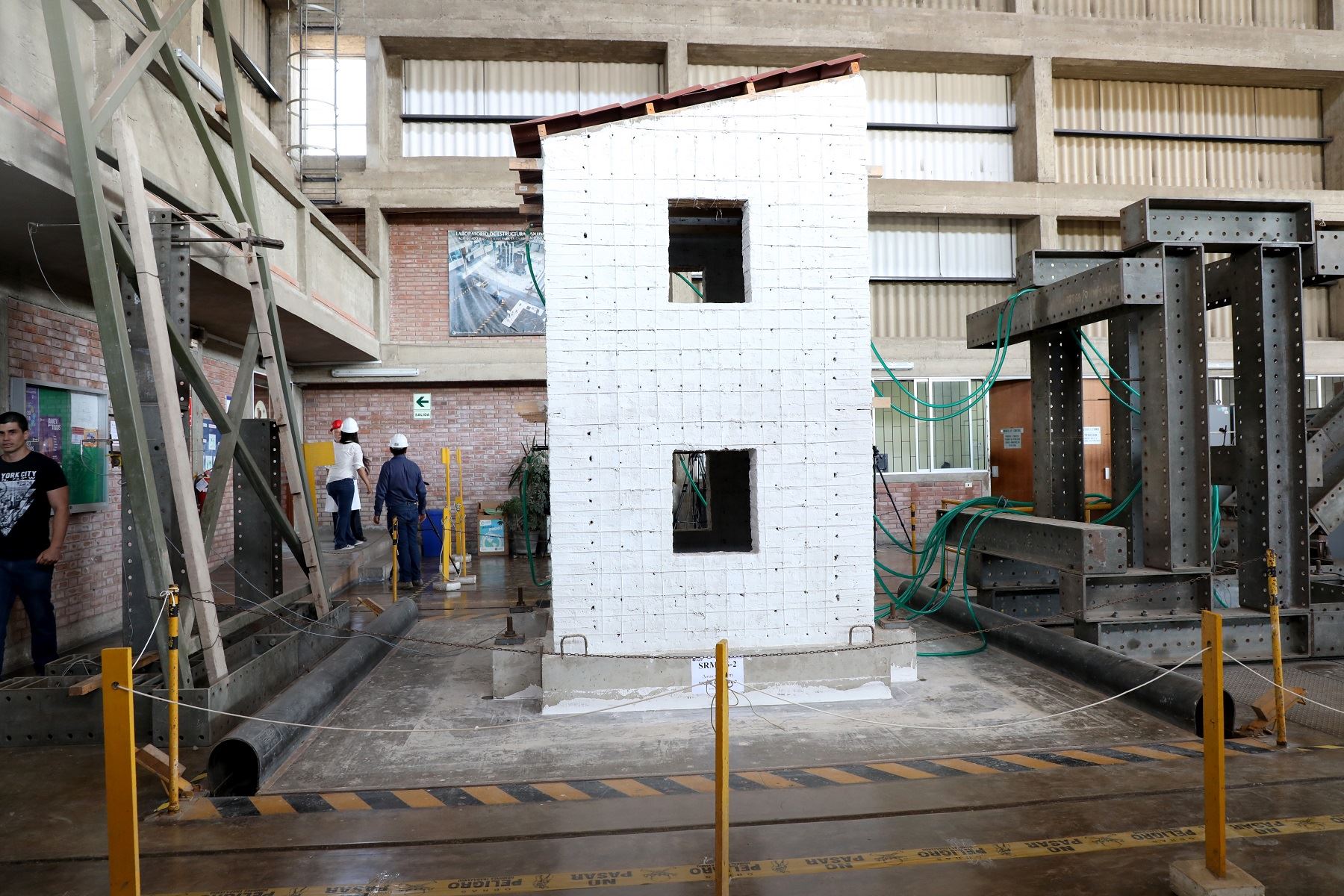 Venue/architecture.

Prueba de construcción antisísmica en Inmobiliare Summits LATAM. Demostración de seguridad estructural ante movimientos telúricos en México.