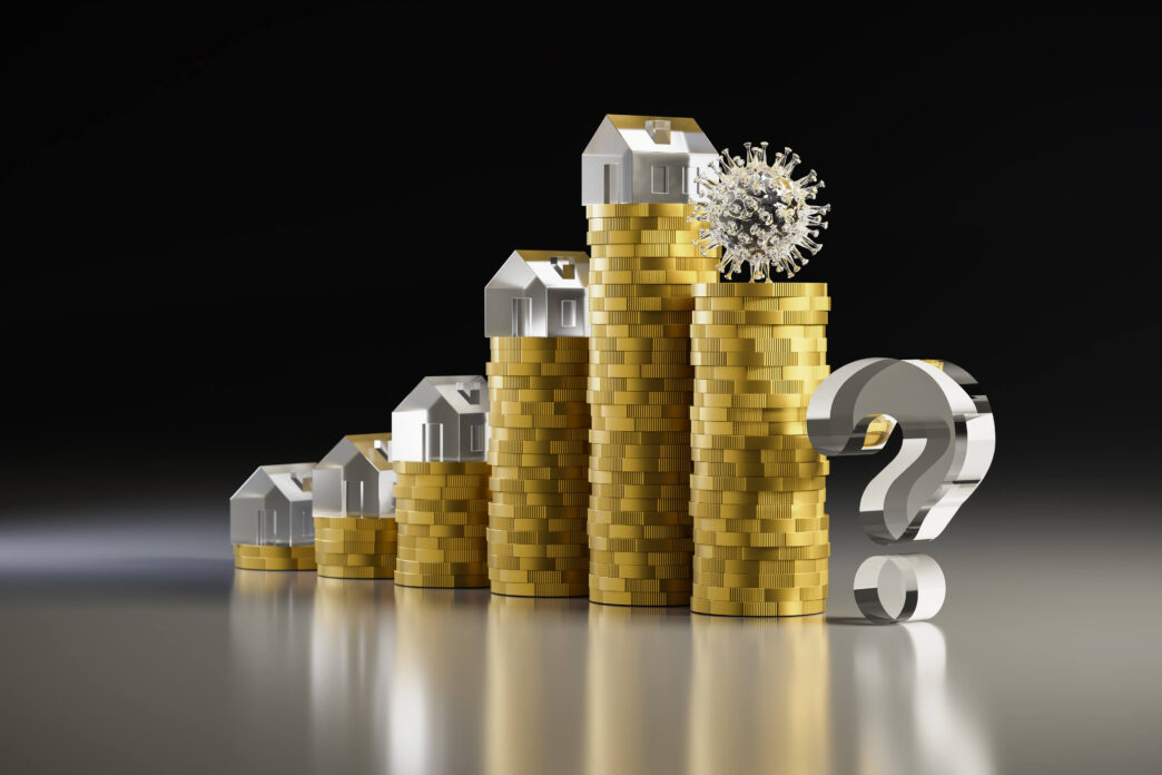 Ilustración del impacto del COVID en el sector inmobiliario. Casas sobre pilas de monedas y un signo de interrogación. Inmobiliare Summits, real estate.