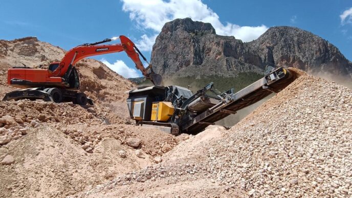 city/destination
Excavadora Doosan trabajando en una mina. Desarrollo de construcción en México. LATAM.
