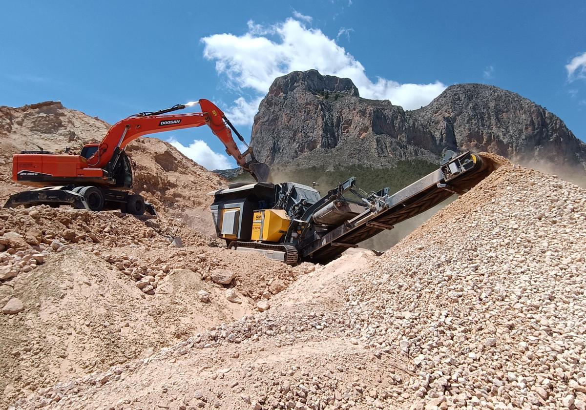 city/destination
Excavadora Doosan trabajando en una mina. Desarrollo de construcción en México. LATAM.