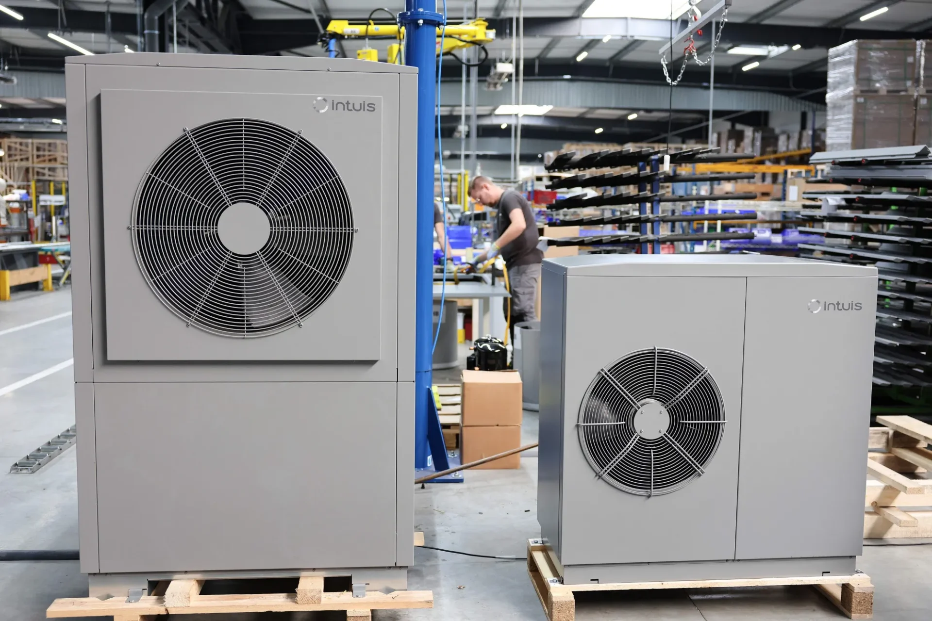 Bombas de calor Intuis en fábrica, EE. UU. Aprovechando el auge: unidades grises con ventilador, sobre palets. Instalación y fabricación.