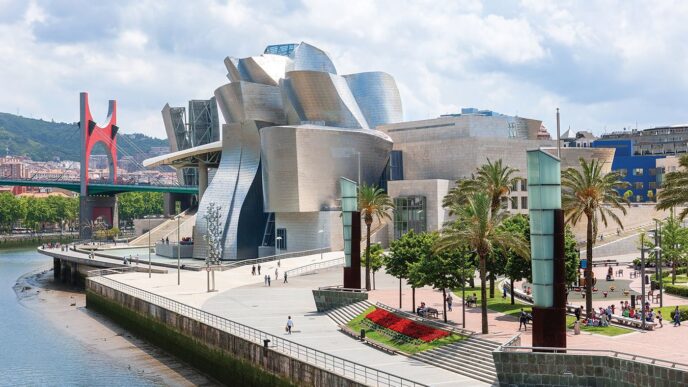 Venue/architecture.
Vista del Museo Guggenheim Bilbao, posible sede de Inmobiliare Summits. Arquitectura moderna en la ciudad, relevante para el sector real estate.