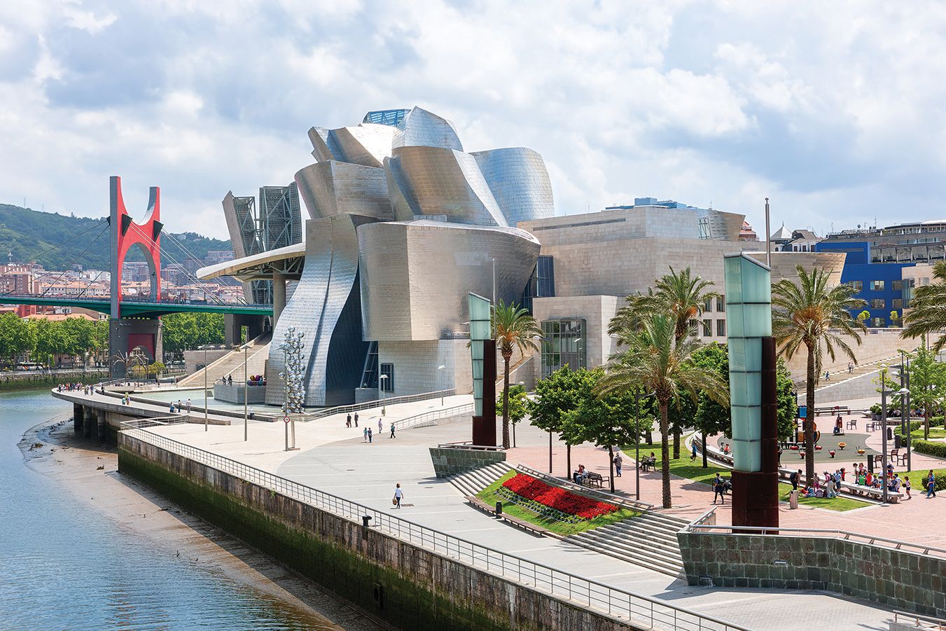 Venue/architecture.
Vista del Museo Guggenheim Bilbao, posible sede de Inmobiliare Summits. Arquitectura moderna en la ciudad, relevante para el sector real estate.
