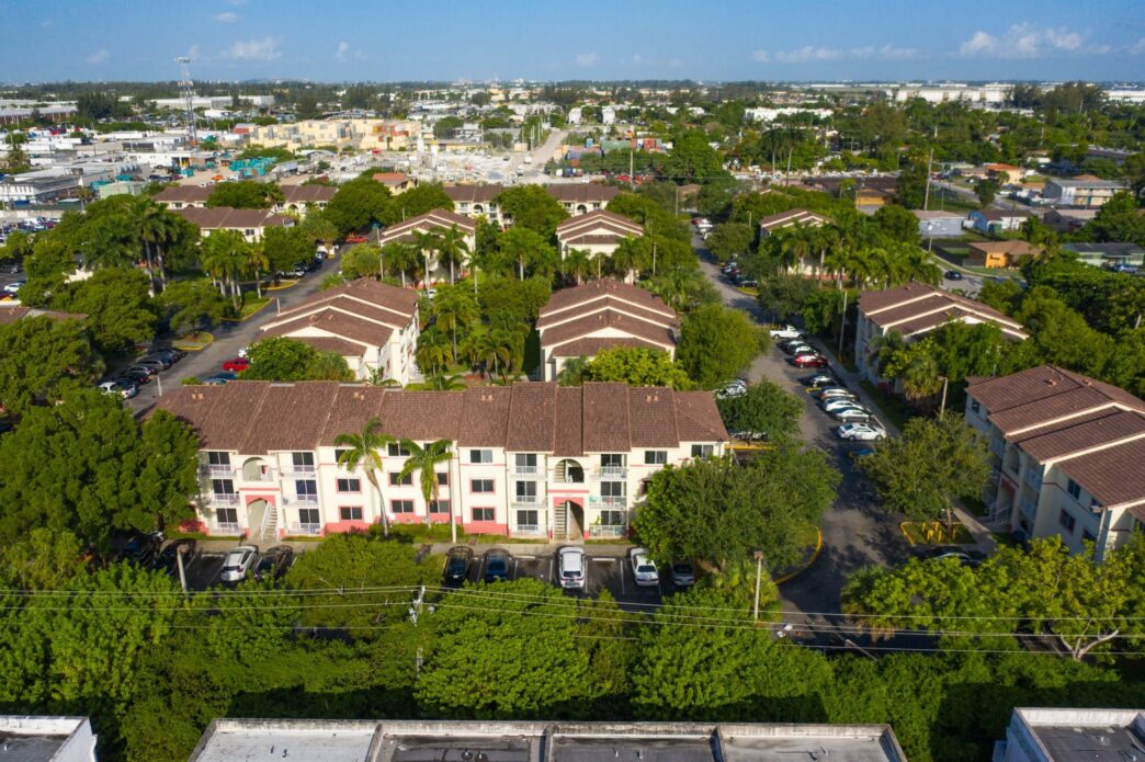 city/destination
Vista aérea de viviendas sociales en SLP. Arquitectura residencial y entorno urbano. #InmobiliareSummits #realestate