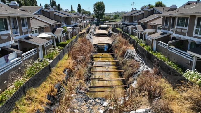 Venue/architecture.
Unidad habitacional deteriorada en México, mostrando riesgo de colapso. Iniciativa de reconstrucción en marcha. #InmobiliareSummits #realestate