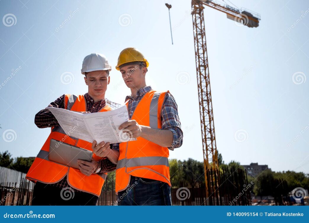 venue/architecture

Dos ingenieros revisan planos en obra. Desarrollo inmobiliario en México, arquitectura de Henning Larsen. Conferencia real estate LATAM.