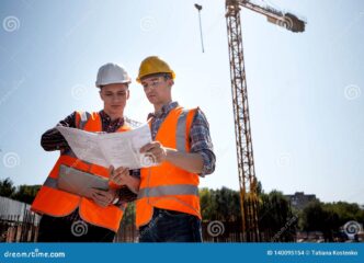 venue/architecture

Dos ingenieros revisan planos en obra. Desarrollo inmobiliario en México, arquitectura de Henning Larsen. Conferencia real estate LATAM.