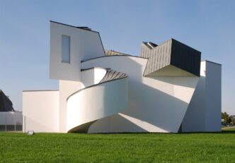 Arquitectura vanguardista del Museo Vitra Design en Alemania. Diseño innovador en Inmobiliare Summits, un espacio para la innovación en real estate LATAM.