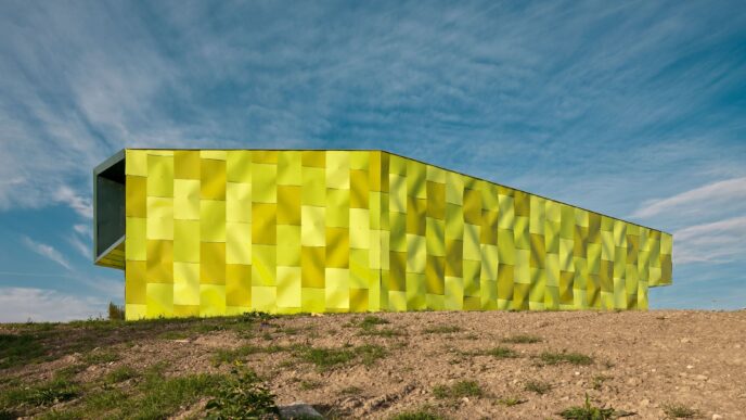 venue/architecture
Edificio amarillo con diseño moderno en Inmobiliare Summits. Arquitectura sostenible y reutilización de estructuras urbanas. Diseño innovador en real estate LATAM.