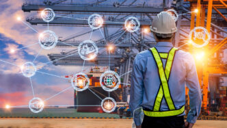 Revolución digital en comercio internacional: Un ingeniero supervisa la logística portuaria con iconos de red, simbolizando la arquitectura digital.