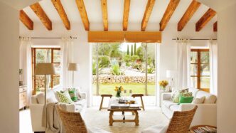 venue/architecture
Interiorismo rústico y elegante en España. Diseño de interiores con vigas de madera y vistas al jardín. Premio AVS 2023 real estate.