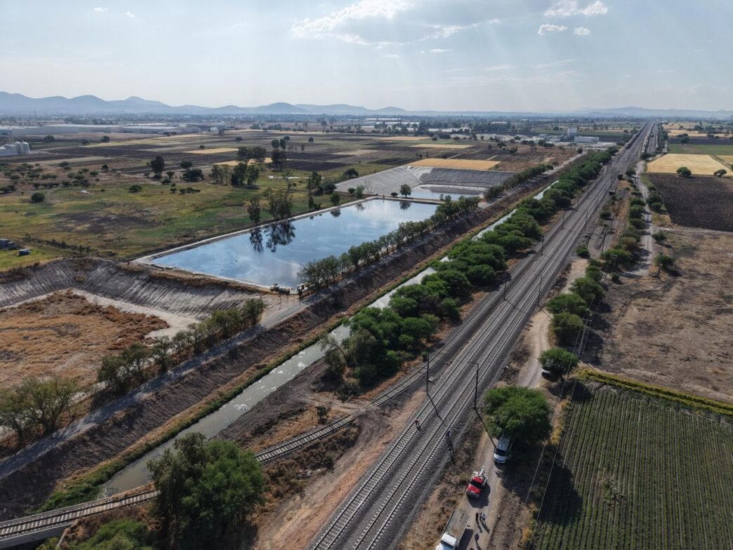 city/destination

Vista aérea de paisaje rural en México con vías de tren, campos y cuerpos de agua. Inmobiliare Summits analiza el real estate en LATAM.
