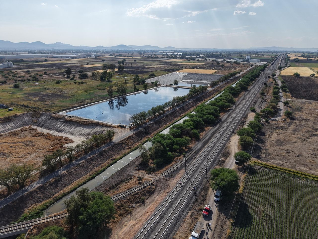 city/destination

Vista aérea de paisaje rural en México con vías de tren, campos y cuerpos de agua. Inmobiliare Summits analiza el real estate en LATAM.