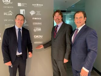 Oradores posan frente a logos de patrocinadores en Arrendamas, evento inmobiliario en México. Conferencia LATAM.