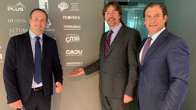 Oradores posan frente a logos de patrocinadores en Arrendamas, evento inmobiliario en México. Conferencia LATAM.