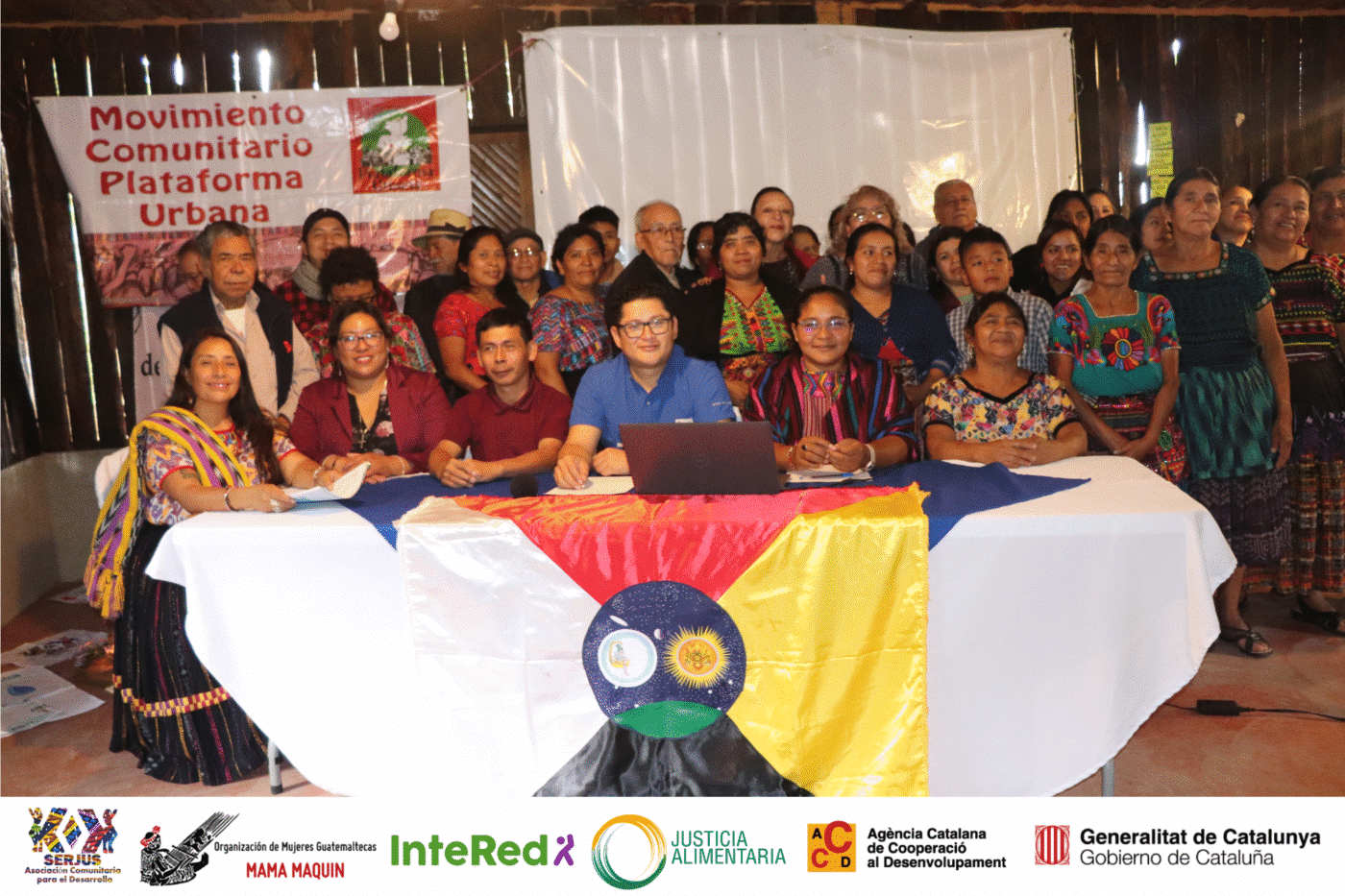 On-stage panel. Grupo diverso posa en evento del Istmo de Tehuantepec. Participantes muestran apoyo al proyecto de mejoramiento urbano en México.