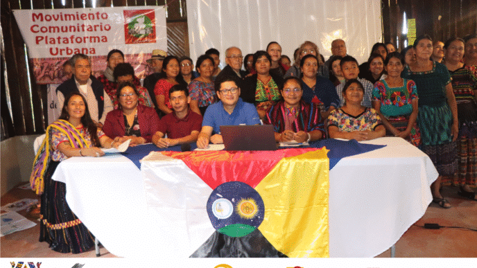 On-stage panel. Grupo diverso posa en evento del Istmo de Tehuantepec. Participantes muestran apoyo al proyecto de mejoramiento urbano en México.