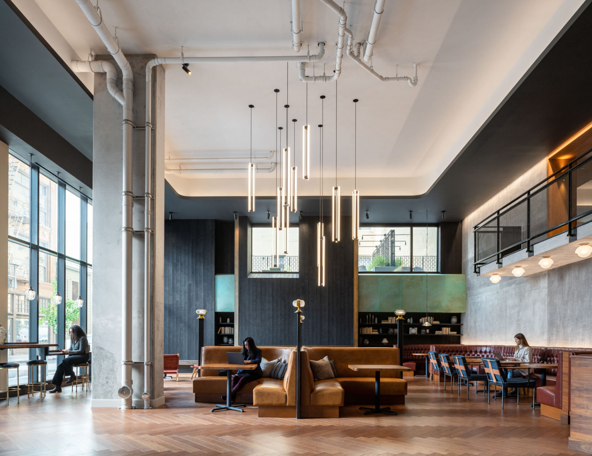 Interior del venue para Inmobiliare Summits, un espacio moderno con luz natural. Diseño arquitectónico innovador para eventos de real estate en México.