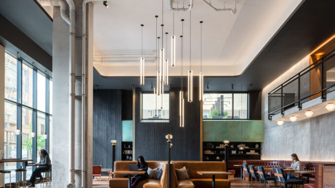 Interior del venue para Inmobiliare Summits, un espacio moderno con luz natural. Diseño arquitectónico innovador para eventos de real estate en México.