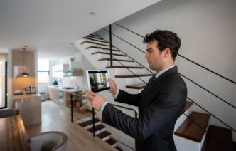 Asesores virtuales mostrando tour virtual de propiedad inmobiliaria en tablet. Medidas comerciales Covid-19, asesoramiento remoto.