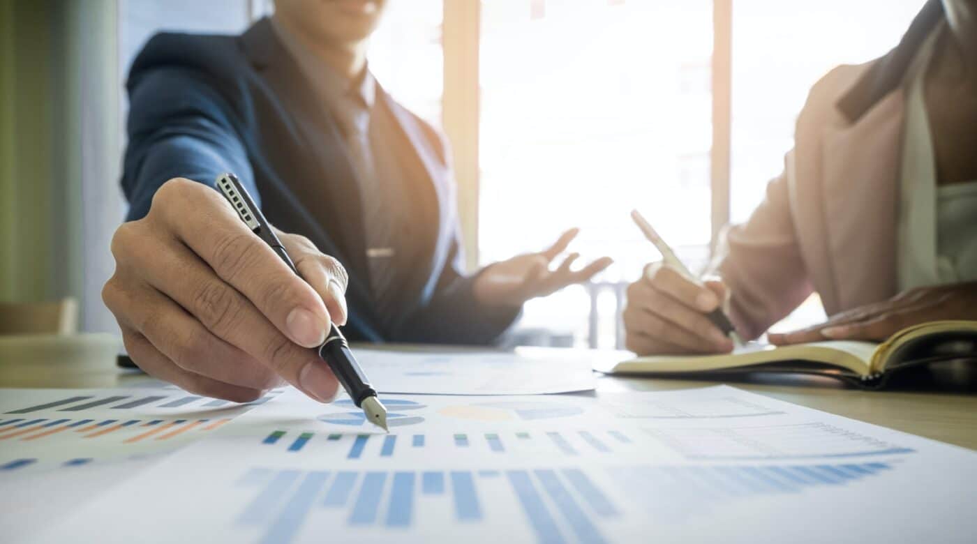 networking/expo
Asesores analizan gráficas en evento Inmobiliare Summits. Expertos en bienes raíces discuten estrategias para nuevos puntos de asesoría hipotecaria en México.