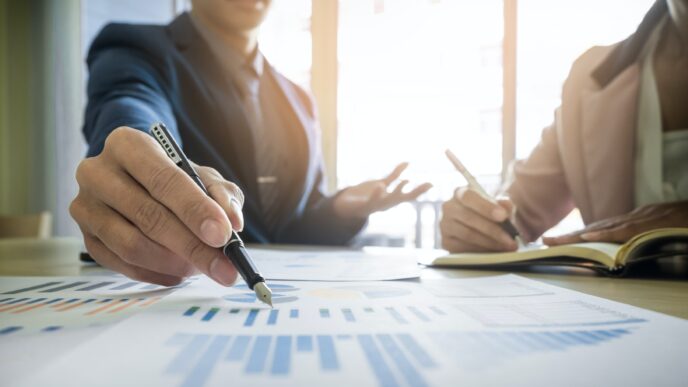 networking/expo
Asesores analizan gráficas en evento Inmobiliare Summits. Expertos en bienes raíces discuten estrategias para nuevos puntos de asesoría hipotecaria en México.