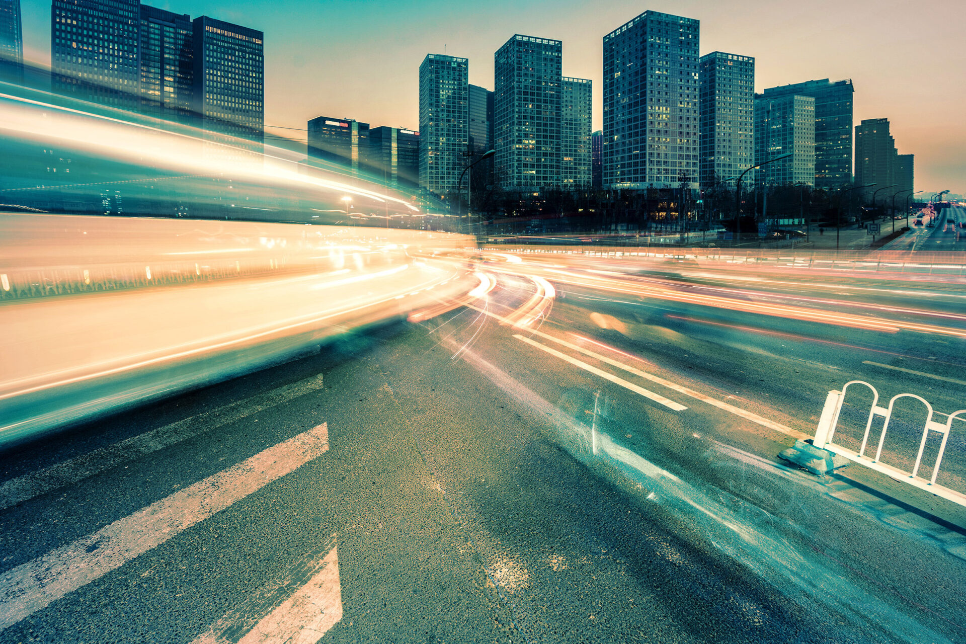 city/destination
Ciudad con edificios altos e iluminación nocturna borrosa. Inmobiliare Summits analiza el real estate en LATAM.