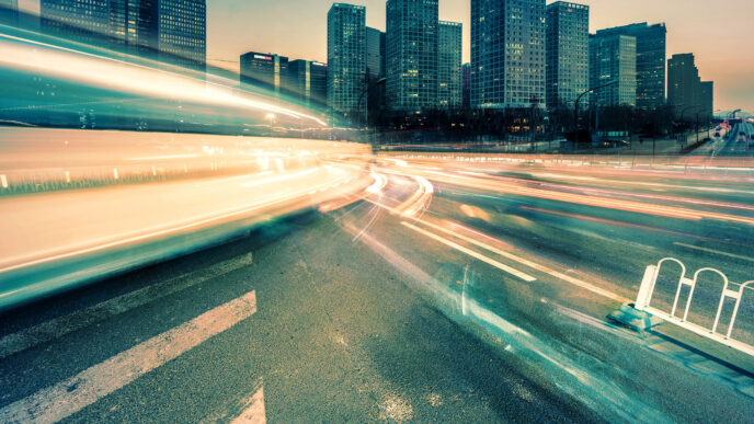 city/destination
Ciudad con edificios altos e iluminación nocturna borrosa. Inmobiliare Summits analiza el real estate en LATAM.