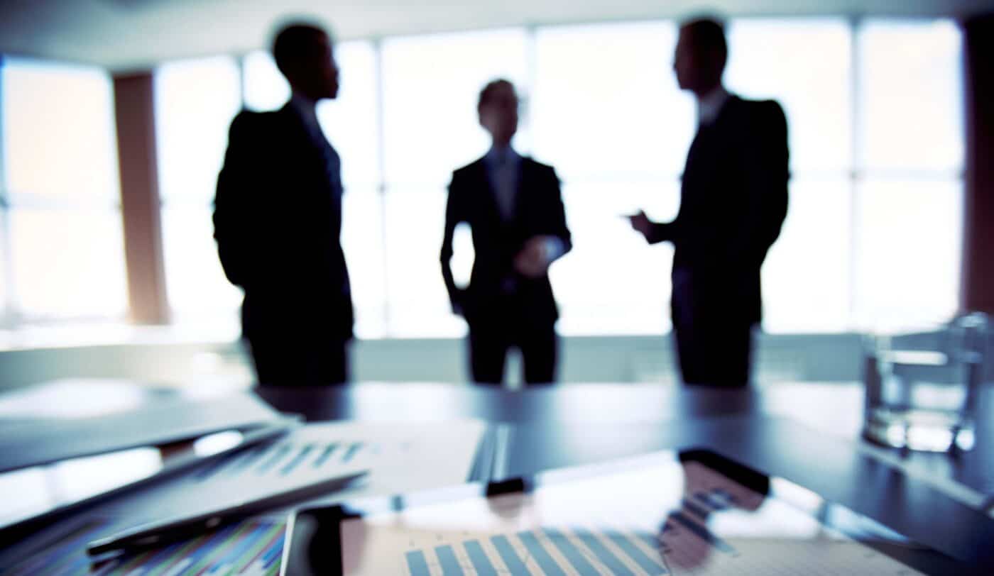 Networking en Inmobiliare Summits, México. Asistentes discuten estrategias de real estate en conferencia LATAM. Reunión de speakers en venue.