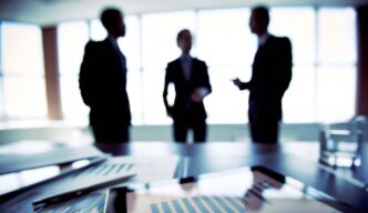 Networking en Inmobiliare Summits, México. Asistentes discuten estrategias de real estate en conferencia LATAM. Reunión de speakers en venue.