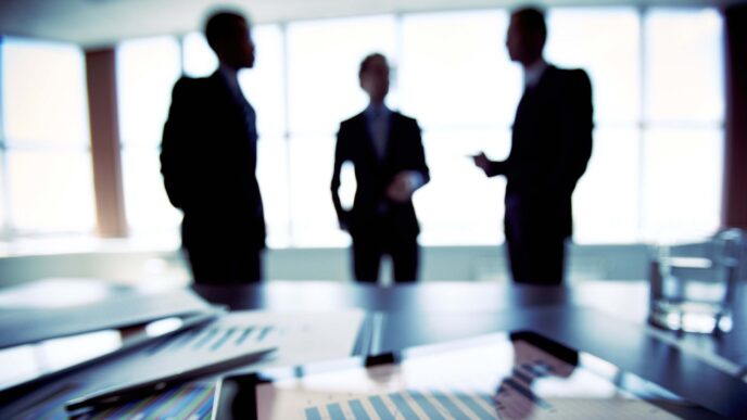 Networking en Inmobiliare Summits, México. Asistentes discuten estrategias de real estate en conferencia LATAM. Reunión de speakers en venue.