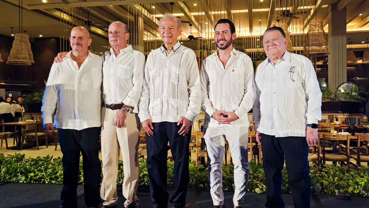 Panel de oradores en Inmobiliare Summits, conferencia de bienes raíces en México. Expertos comparten su visión en el evento LATAM.