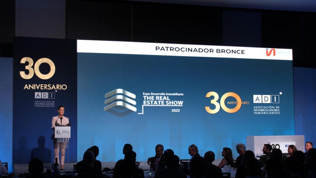 On-stage panel. Ponente en Inmobiliare Summits, conferencia de real estate en México. Evento con patrocinadores y público asistente.